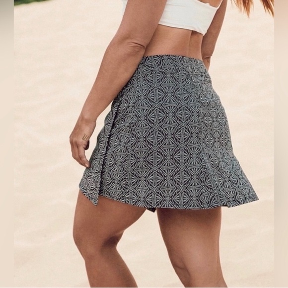 Rip Skirt NWT Hawaii Black Pearl Batik Wrap
Size Large - Picture 1 of 9